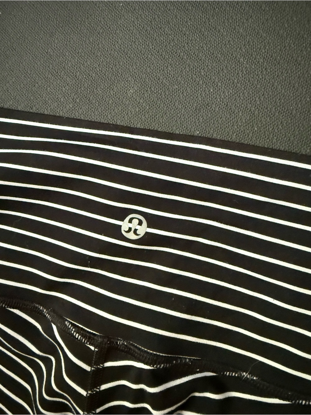 lululemon athletica Black & White Striped High-Rise Leggings wunder under - Picture 3 of 3